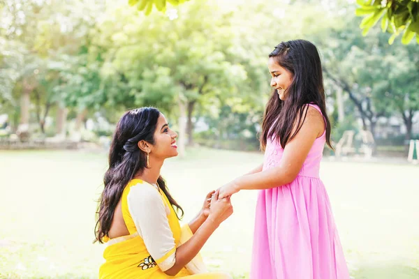 Aranyos Indiai Kislány Anyja Fogják Egymás Kezét Beszélgetnek Parkban — Stock Fotó