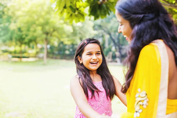 Menina Indiana Bonito Segurando Mãos Sua Mãe Sorrindo Parque — Fotografia de Stock