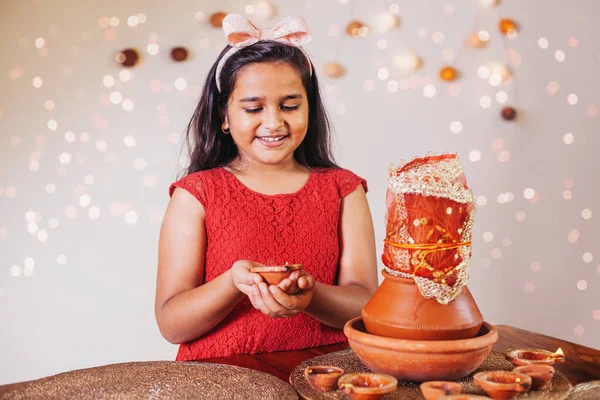 Hermosa Niña India Haciendo Puja Con Kalasha Los Días Navratri — Foto de Stock