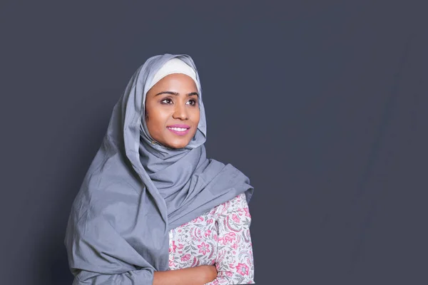 Vacker Muslimsk Indisk Ung Kvinna Bär Hijab Stående Över Grå — Stockfoto