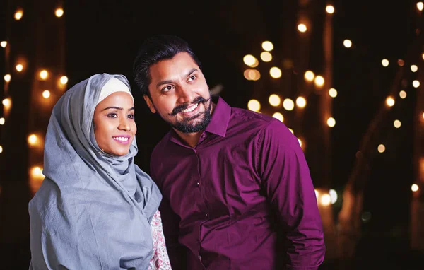 Vackra Söta Muslimska Par Står Dekorerad Trädgård Eid Fitr Eid — Stockfoto