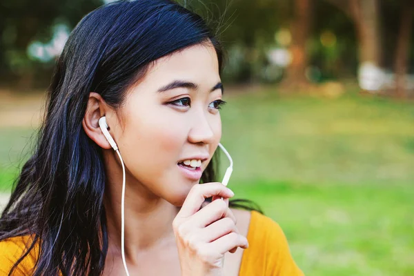 Νεαρή Όμορφη Γυναίκα Hong Kongese Χρησιμοποιώντας Χέρι Δωρεάν Ακουστικά Για — Φωτογραφία Αρχείου