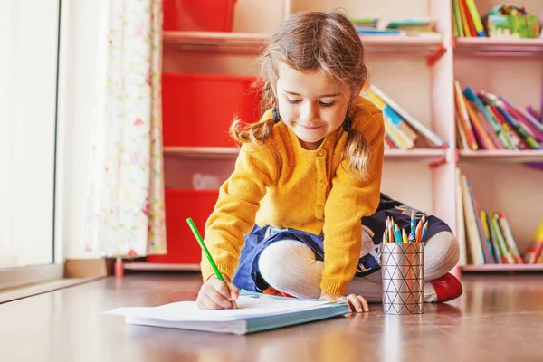 Cute Little Girl Rysunek Siedząc Podłodze Izolacji Domu — Zdjęcie stockowe