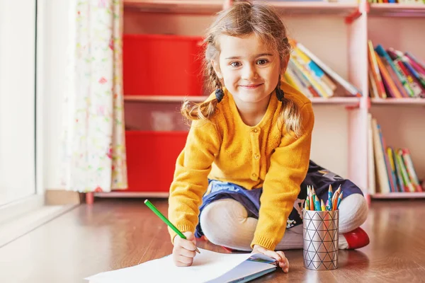 Cute Little Girl Rysunek Siedząc Podłodze Izolacji Domu — Zdjęcie stockowe