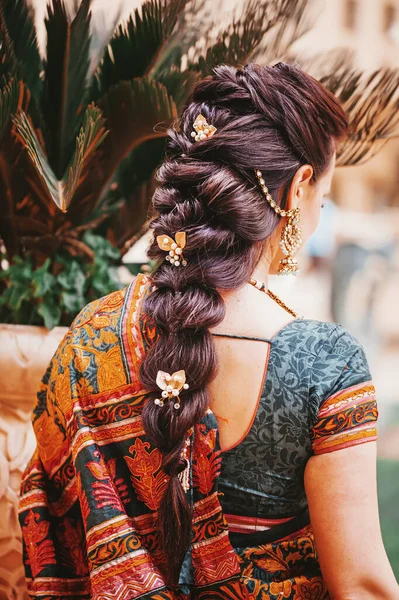 Zadní Strana Portrét Indické Ženy Sobě Saree Krásné Spletené Účes — Stock fotografie