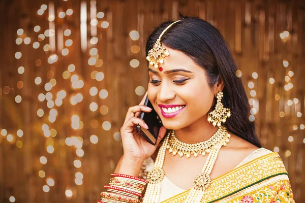 Hermosa Mujer India Vestida Con Traje Tradicional Joyas Hablando Por —  Fotos de Stock