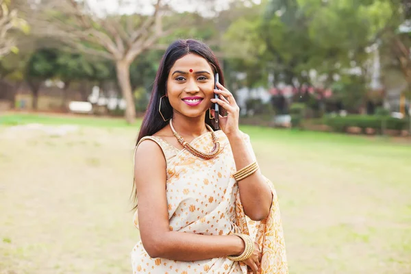 Sari Giymiş Güzel Hintli Kadın Cep Telefonuyla Konuşuyor Parkta Duruyor — Stok fotoğraf