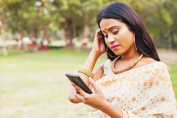 Üzücü Hintli Kadın Sari Giyiyor Telefonu Tutuyor — Stok fotoğraf