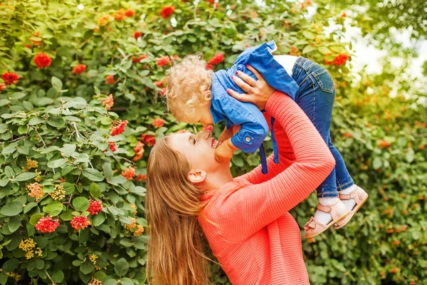 Mãe Levantando Seu Filho Parque — Fotografia de Stock