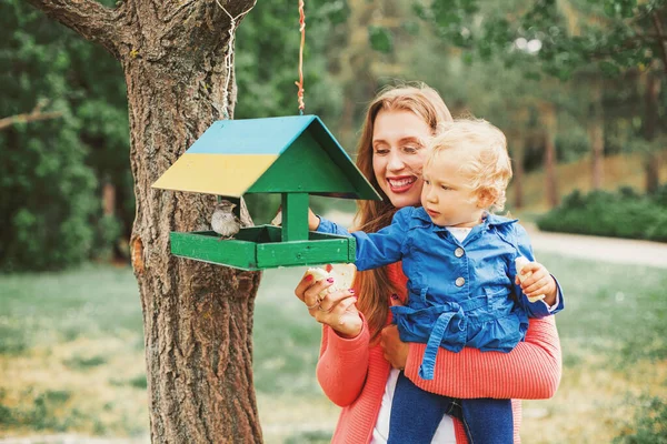 Parkta Kuşları Besleyen Beyaz Bir Anne Kız — Stok fotoğraf