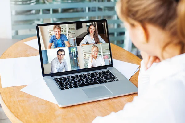 Remote Teamwork Concept Woman Talking Her Four Colleagues Video Call — Stock Photo, Image