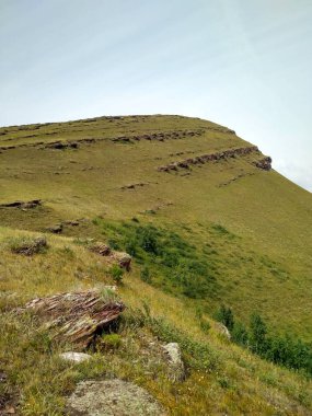 Yazın dik dağ yamacı