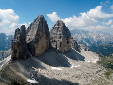 Lavaredo (İtalyan dolomites) mavi gökyüzü ve beyaz bulutlar ile yaz aylarında üç doruklarına