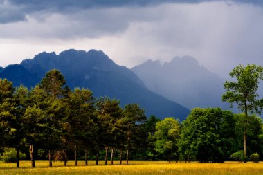İtalyan Alpleri manzara bir fırtına öncesi