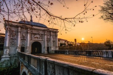 Eski san Tomaso kapı şehir Treviso (İtalya Ortaçağ entrace)