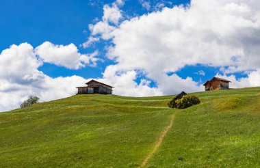 Geleneksel kabin, mavi gökyüzü ve bulutlar arka planda alp, yatay
