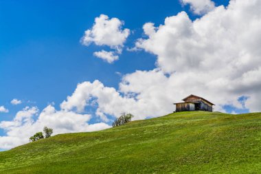Geleneksel kabin, mavi gökyüzü ve bulutlar arka planda alp, yatay