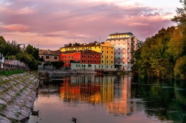 Treviso, sonbaharda gün batımında restera esplanade. Sile Nehri üzerine ev düşünceler.