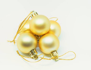 Beyaz arka planda noel topları
