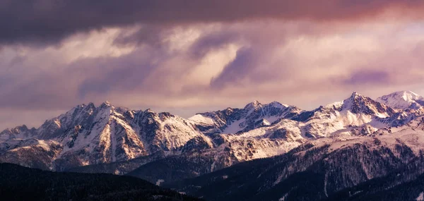 Soleil Peint Des Couleurs Chaudes Travers Les Nuages Sur Les Images De Stock Libres De Droits