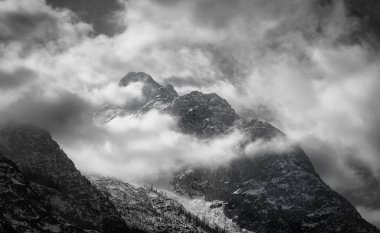 Bulutlar kışın Cristallo dağ (İtalyan dolomites)