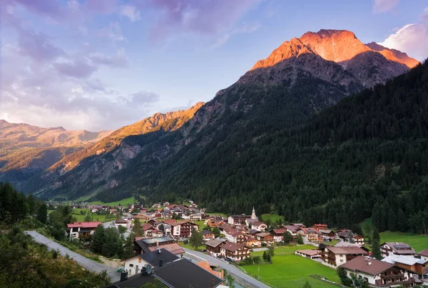 Vue Aérienne Ville Feichten Dans Vallée Kaunertal Alpes Autrichiennes Coucher Image En Vente