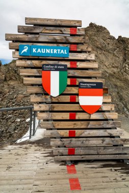 15 Ağustos 2019 Karlesjoch (Kaunertal, Avusturya): Avusturya - İtalya sınırı Karlesjoch buzul geçişi, Kaunertal, Tirol
