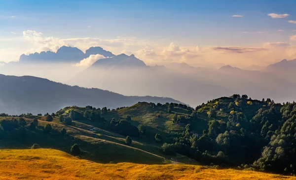 Coucher Soleil Sur Campagne Les Montagnes Contre Ciel Bleu Les Images De Stock Libres De Droits