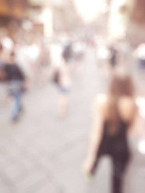 İnsanlar bir yaya bölgesinde yaz bulanık tarzı ile alışveriş caddesi