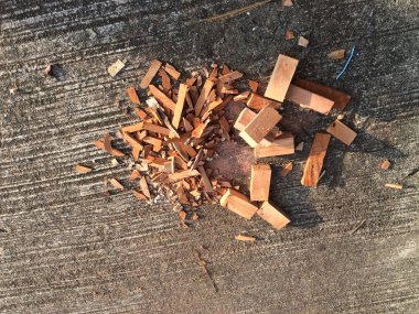 beton zemin üzerinde kahverengi ahşap gemi