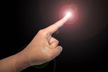 El parmağı işaret ediyor, parmak uçlarında ışık var. siyah arkaplan