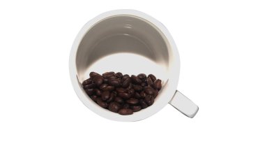 Beyaz arka planda izole edilmiş kahve fincanındaki kahve çekirdeği yığını. En iyi lezzetin tadını çıkar. İnanılmaz aroma reklamı.