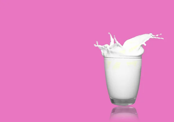 Біле Молоко Великий Сплеск Прозорому Склі Рожевому Фоні — стокове фото
