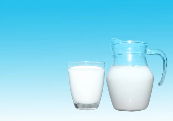 Біле Молоко Великий Сплеск Прозорому Склі Рожевому Фоні — стокове фото