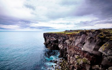 kayaların üzerinde mor gökyüzü