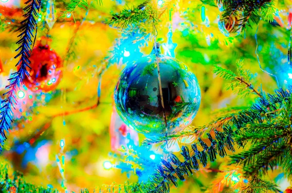 Noel ağacına asılı mavi Noel top — Stok fotoğraf