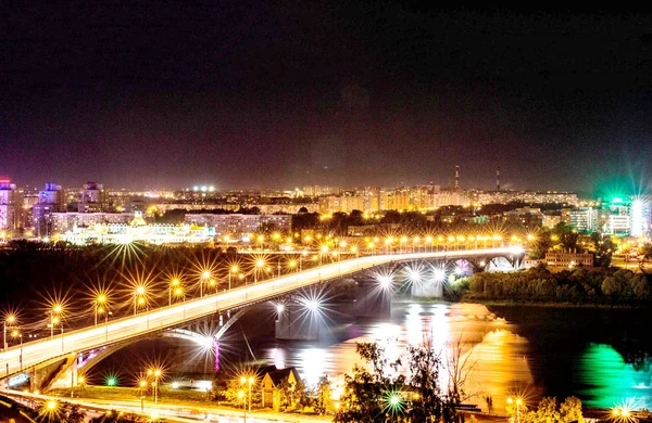 Eine beleuchtete Stadt in der Nacht — Stockfoto