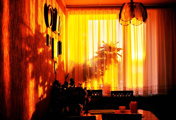 太陽のオレンジ色の光の部屋 — ストック写真