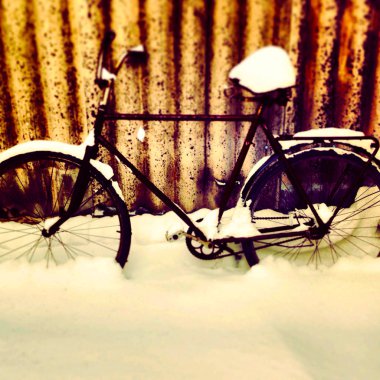 kar arasında bisiklet