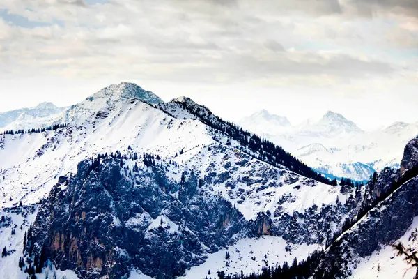 Een besneeuwde berg — Stockfoto