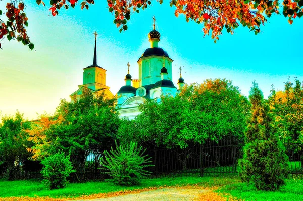 Igreja na grama verde do parque — Fotografia de Stock
