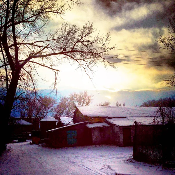 Будинок в селі і фіолетовий захід сонця — стокове фото