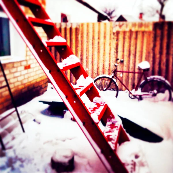 Красная лестница в снегу — стоковое фото