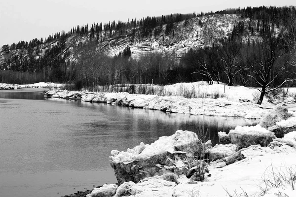 Blocs de glace près du lac profond — Photo