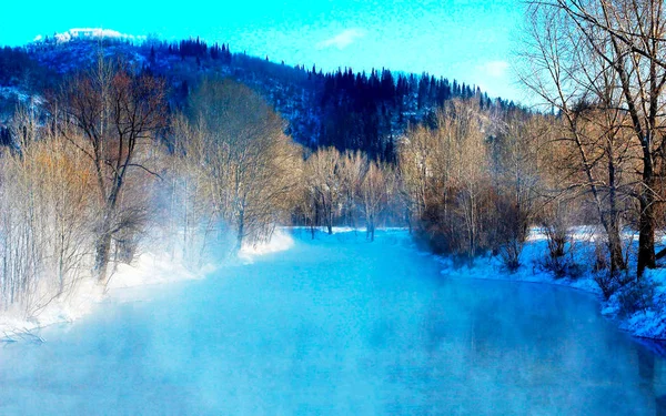 Blauer See in den Bergen und Nebel — Stockfoto