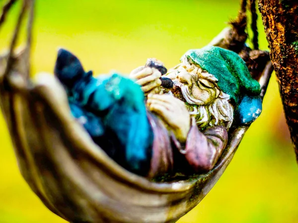 Figurine d'un gnome dans un transat — Photo