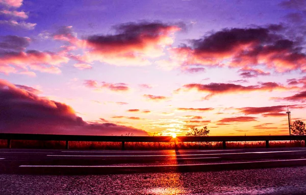 Cielos púrpura por encima de la pista — Foto de Stock