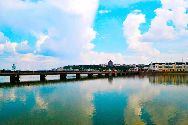 Ponte sobre o rio azul da cidade — Fotografia de Stock