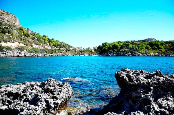 Ένα Βραχώδες Νησί Στη Μέση Του Ένα Σώμα Της Λίμνης — Φωτογραφία Αρχείου