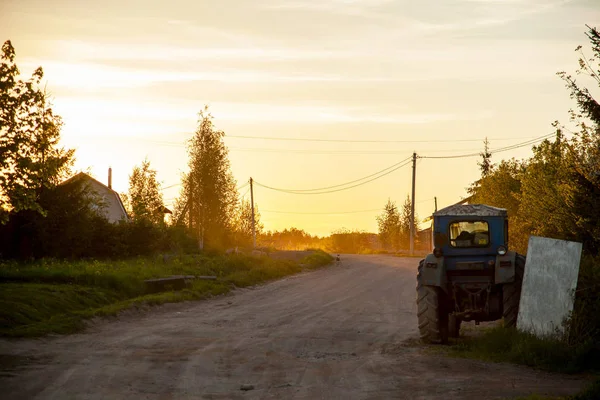 Tractor numa estrada rural vazia — Fotografia de Stock